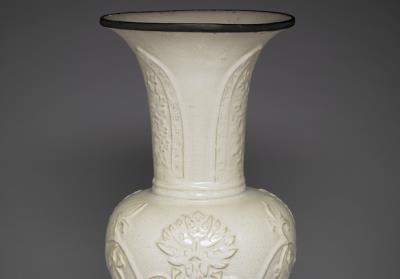 图片[3]-Fengwei everted-rim vase in moon-white glaze, kilns of Southern China. Ming dynasty, 17th century-China Archive
